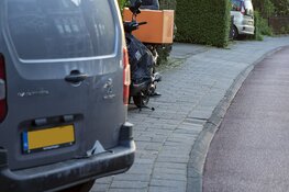 Maaltijdbezorger remt te laat en botst op busje