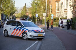 Maaltijdbezorger remt te laat en botst op busje