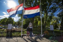 Bijzondere kransleggingen bij monument Jan Gijzenbrug Haarlem