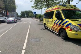 Fietser botst tegen auto in Haarlem