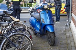 Scooter botst op afslaande auto op de Leidsevaart