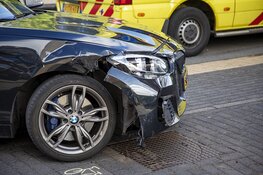 Scooter botst op afslaande auto op de Leidsevaart