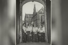 Kleine expo 65 jaar Haarlemse Bloemenmeisjes