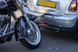 Motor botst op remmende auto op de Verspronckweg