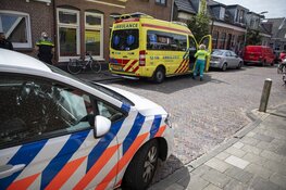 Forse schade aan auto na botsing met scooter in Haarlem