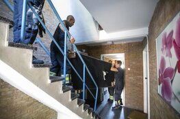 Bankstel muurvast in trappenhuis aan de Planetenlaan