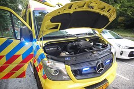 Rokende ambulance komt met pech langs de weg te staan, patiënt in veiligheid gebracht