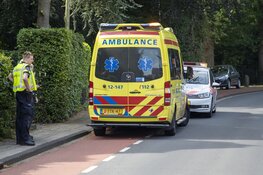 Scooterrijdster ziet stoeprandje over het hoofd bij inhaalactie in Bloemendaal
