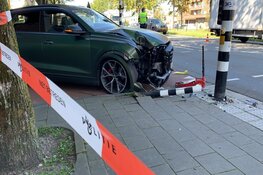 Op de Schipholweg in Haarlem een auto gecrasht na een politie-achtervolging