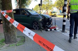 Op de Schipholweg in Haarlem een auto gecrasht na een politie-achtervolging