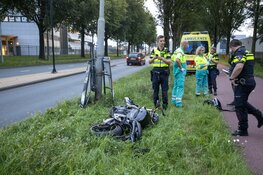 Motorrijder schiet van de weg en raakt reclamebord