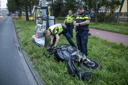 Motorrijder schiet van de weg en raakt reclamebord