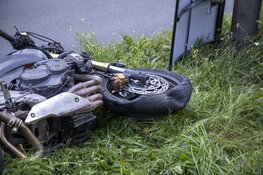 Motorrijder schiet van de weg en raakt reclamebord