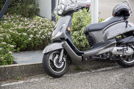 Scooterrijdster aangereden door auto in Heemstede