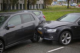 Blikschade door nat wegdek bij aanrijding op de Europaweg