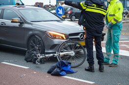 Fietsster gewond na aanrijding door auto in Haarlem