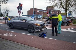 Fietsster gewond na aanrijding door auto in Haarlem