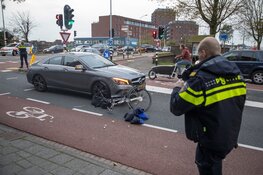 Fietsster gewond na aanrijding door auto in Haarlem