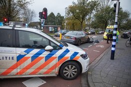Fietsster gewond na aanrijding door auto in Haarlem