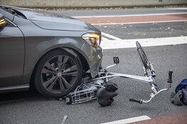 Fietsster gewond na aanrijding door auto in Haarlem