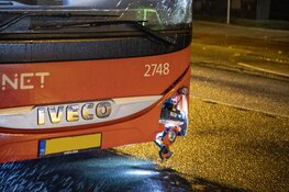 R-Net bus botst op vluchtheuvel aan de Wilhelminastraat in Haarlem