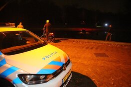 Geparkeerde auto te water gerold