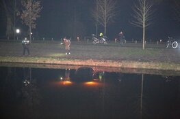 Geparkeerde auto te water gerold