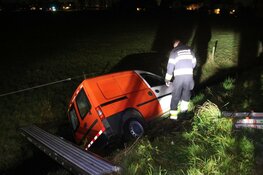 Bestelbus in greppel Spaarndam