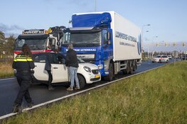Auto geschept door vrachtwagen op de Westelijke Randweg (N208) in Haarlem