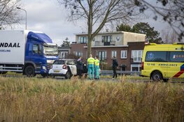 Auto geschept door vrachtwagen op de Westelijke Randweg (N208) in Haarlem