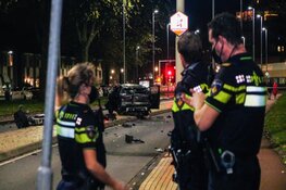 Auto verliest chassis bij crash, één zwaargewonde