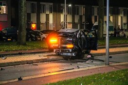 Auto verliest chassis bij crash, één zwaargewonde