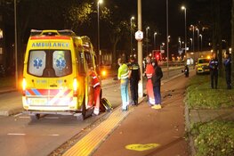 Auto verliest chassis bij crash, één zwaargewonde