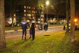 Auto verliest chassis bij crash, één zwaargewonde