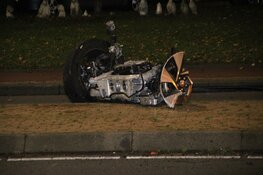 Auto verliest chassis bij crash, één zwaargewonde