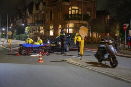 Scooterrijder gewond na aanrijding met auto in Haarlem