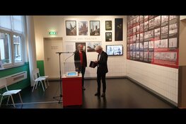 Stefan de Groot overhandigt eerste boek aan Boudewijn de Groot