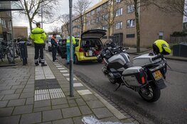 Fietsster gewond na botsing met pakketbezorger PostNL
