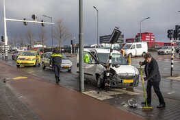 Bestuurder botst tegen verkeerslicht en weigert alle hulp
