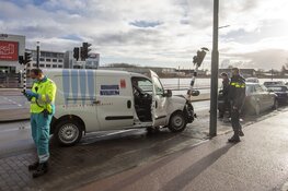 Bestuurder botst tegen verkeerslicht en weigert alle hulp