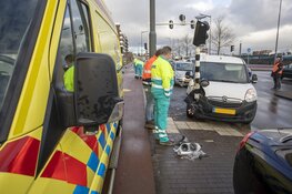 Bestuurder botst tegen verkeerslicht en weigert alle hulp