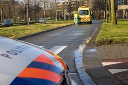 Fietsster gewond na aanrijding door auto op Groningenlaan
