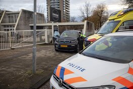 Automobiliste schampt sporthal, rijdt over paal en raakt gewond