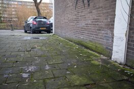 Automobiliste schampt sporthal, rijdt over paal en raakt gewond