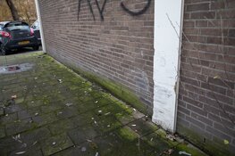 Automobiliste schampt sporthal, rijdt over paal en raakt gewond