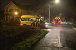 Persoon te water langs de Zuid Schalkwijkerweg in Haarlem
