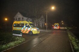 Persoon te water langs de Zuid Schalkwijkerweg in Haarlem