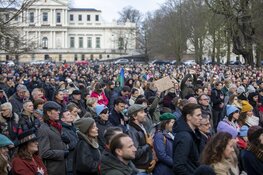 Grote groep betogers tegen coronamaatregelen in Haarlem