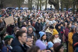 Grote groep betogers tegen coronamaatregelen in Haarlem