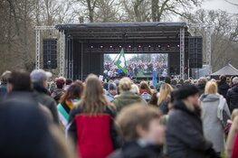 Grote groep betogers tegen coronamaatregelen in Haarlem